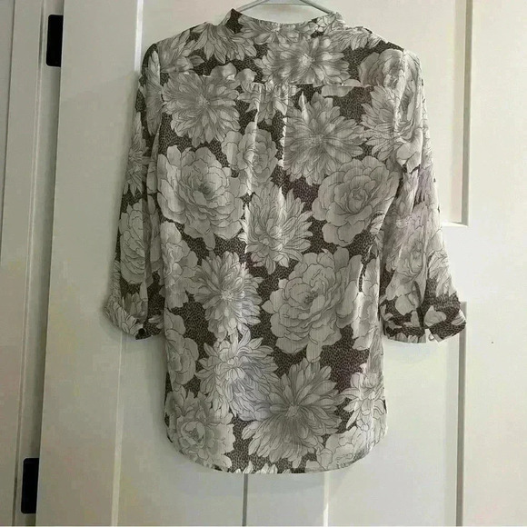 Banana Republic Shirt Women’s SizeXS Floral Pullover Pleat Front Top, Buttons - Picture 7 of 11